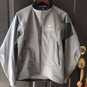 ARC’TERYX Men’s grey with black detailed jacket